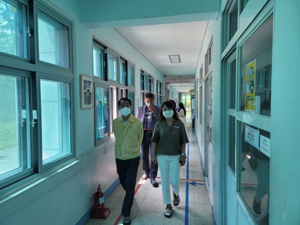 김병규 부교육감이 서산 팔봉중에서 학교 현장을 들러보며 방역 상황을 점검하고 있다.