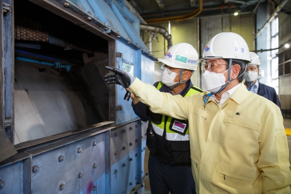 13일 태안발전본부내 발전시설을 둘러보며 점검 중인 박형덕 사장