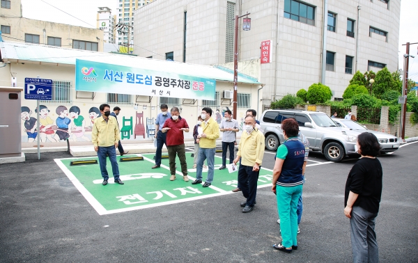 맹정호 서산시장이 지난 13일 원도심 공영주차장 시설물을 점검하는 모습