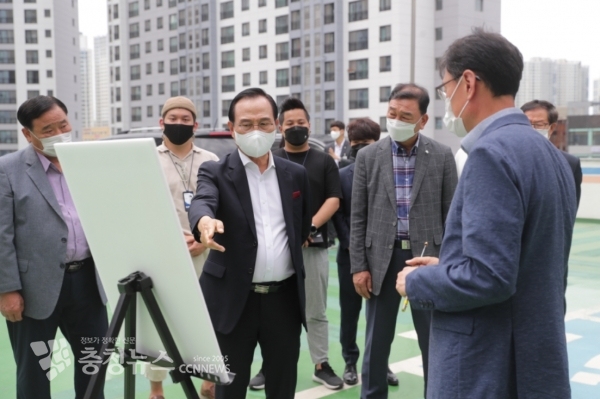 불당동 주차장 방문한 박상돈 천안시장