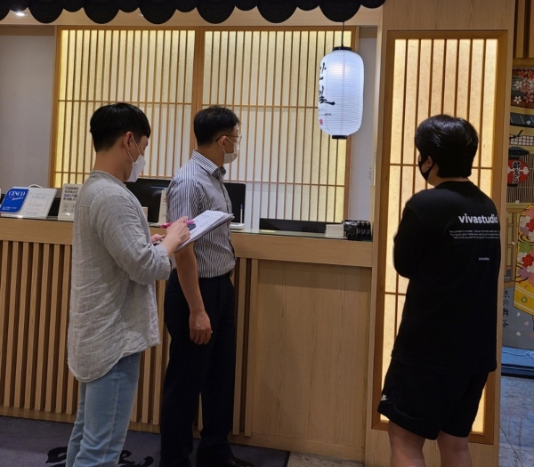 지난 13일 강화된2단계 시행에 따라 위생업소 특별점검에 나선 중구청 배덕현 복지경제국장과 중구청 공무원