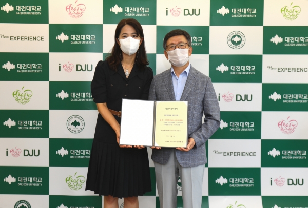 김향희 상무(왼)과 윤여표 총장(오)이 기념사진을 촬영 중에 있다.