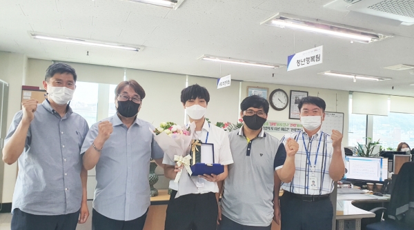 사회적경제 공로직원에게 감사패 전달 모습