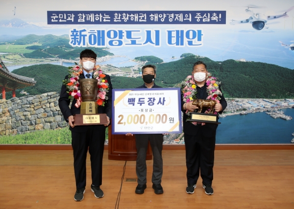 태안군 씨름단 운영 (왼쪽 최성민 선수)