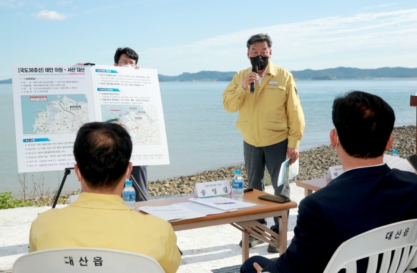 지난 15일 가로림만 현장을 살피기 위해 서산시를 방문한 송영길 더불어민주당 대표 및 당 지도부에 이원-대산 간 교량 건설에 대한 군민들의 염원을 알렸다.