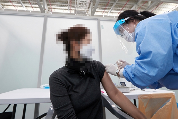 예방접종센터에서 백신 접종하는 장면