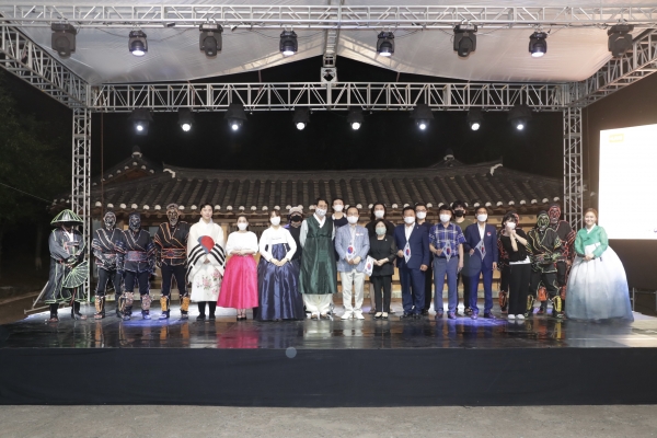 지난 17일 제73주년 제헌절을 맞아 석오 이동녕 선생 생가지에서 임시정부 수립을 위한 최초의 헌법인 ‘대한민국 임시헌장’을 선포한 석오 선생을 기억하는 ‘산류천석(山溜穿石) 문화제’를 진행하고 있다.