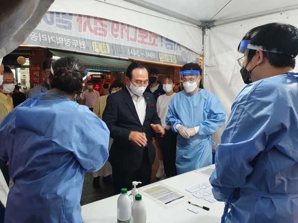 박상돈 시장, 두정동 선별진료소 방문 격려 모습