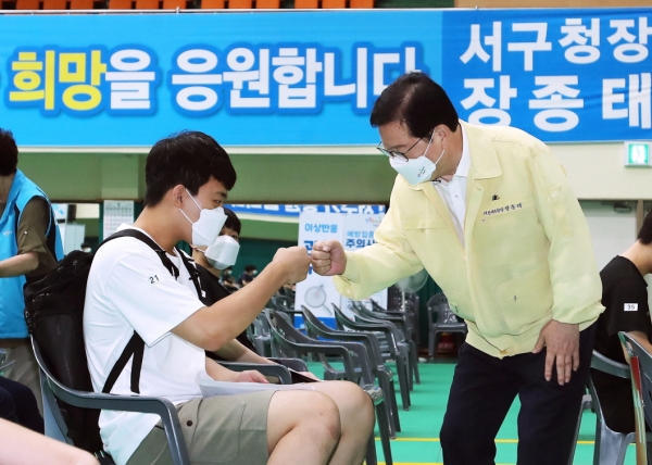 장종태구청장,  서구예방접종센터 점검 및 격려사진