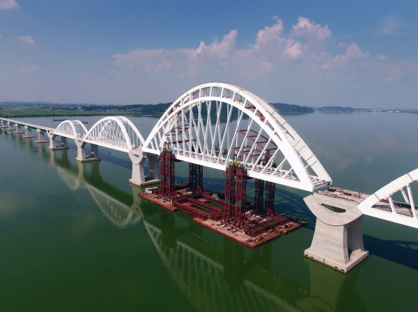 경기도 평택과 충남 아산을 연결하는 5.9km 길이의 아산고가교 설치 완료