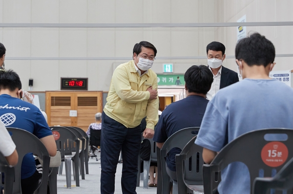 오세현 아산시장이 예방접종을 마치고 이상 반응 모니터링 중인 고3 학생들과 대화를 나누고 있다