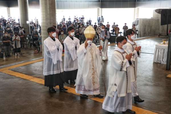 한국 첫 교황청 성직자성 장관으로 임명된 유흥식 대주교의 임명 감사미사 병행