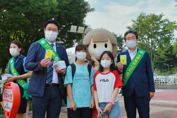 어린이 안전 교통캠페인 개최 (맨 왼쪽 홍기후 충남도 의원, 맨 오른쪽 김홍장 당진시장)