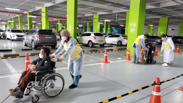 예방접종센터 내 거동불편자 지원 자원봉사자