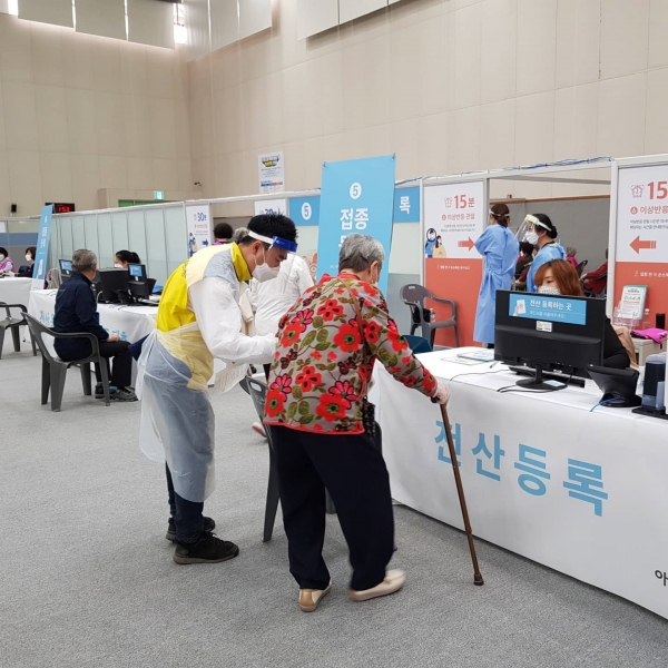 예방접종센터 내 전산등록 안내 자원봉사자