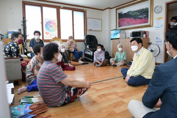 무더위 쉼터를 방문한 이춘희 세종시장