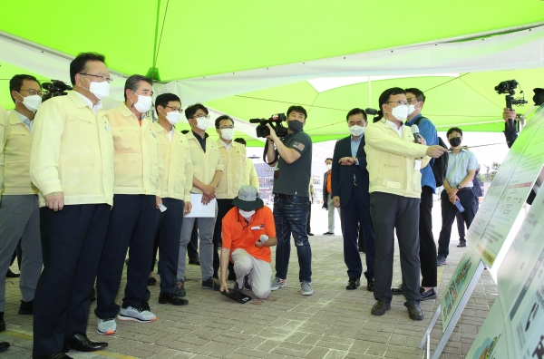 김부겸 국무총리가 보령 방역 현장 찾아 점검에 나선 모습