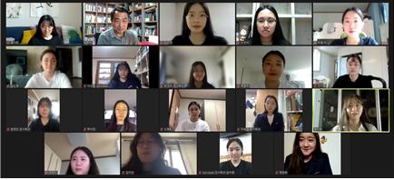 비대면 선발시험 준비하는 교수 및 여학생