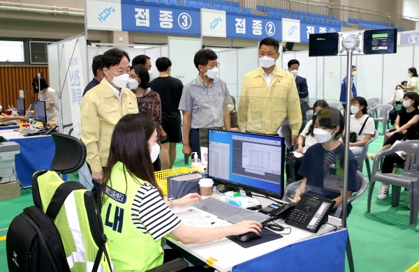 고3 예방백신 접종 현장격려에 나선 설동호 교육감