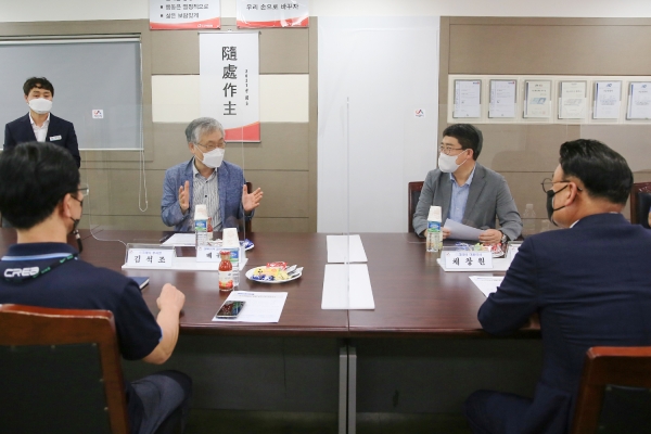 지난 20일 맹정호 서산시장이 ㈜크레아 회의실에서 배귀남 사업단장 및 업체 대표와 대기오염물질 저감방안에 대해 논의하는 모습