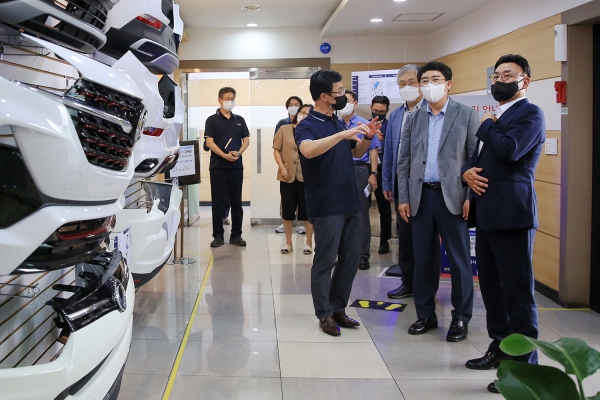 지난 20일 맹정호 서산시장이 배귀남 사업단장과 자동차 범퍼 생산현장을 점검하는 모습