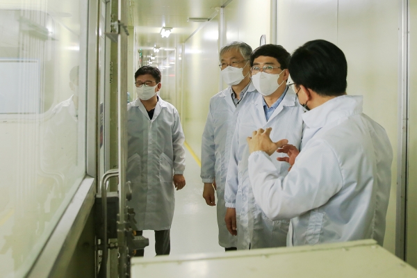 지난 20일 맹정호 서산시장이 공장 도장시설을 점검하는 모습