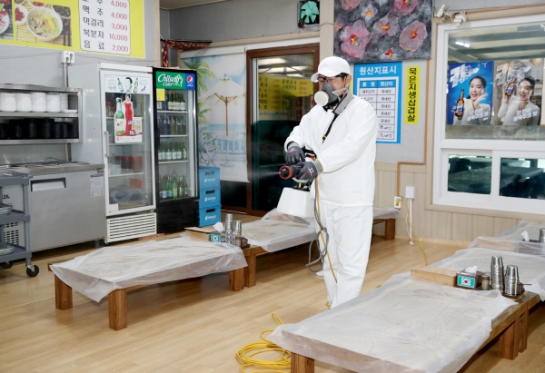 코로나 방역 총력 (학암포 상가 방역 모습)