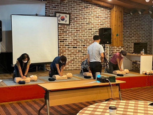 20일 강원 원주시 피노키오 자연휴양림 강당에서 '민간 산림복지시설 안전패키지 지원사업' 대상자들이 심폐소생술 실습교육을 받고 있다.