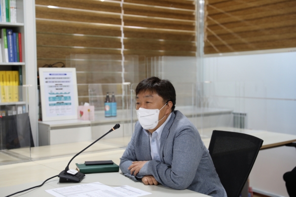 이종우 한국산림복지진흥원 안전관리실장이 21일 대전 서구 한국산림복지진흥원 영상회의실에서 '정보보안 도전! 골든벨' 행사의 안내사항을 전달하고 있다.