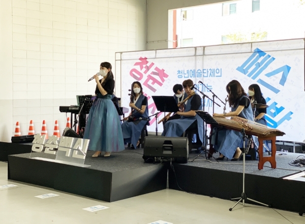 ’모이라이‘가 백신접종 대기 중인 고3 학생들을 대상으로 공연을 펼치고 있다