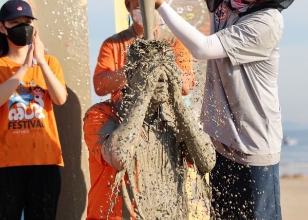 머드폭탄 챌린지에 참여한 김동일 시장