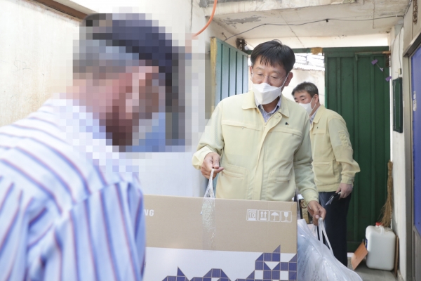 천안시 전만권 부시장 쪽방촌 방문 사진
