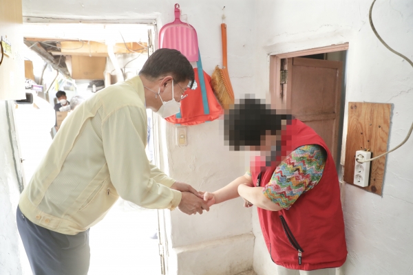 천안시 전만권 부시장 쪽방촌 방문 사진