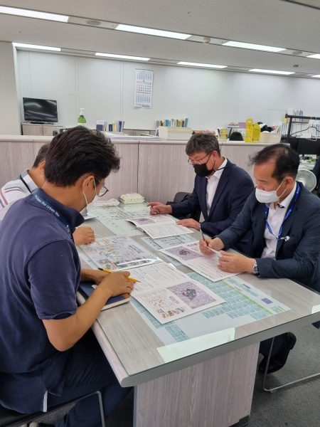 상단 오른편 하얀 마스크 착용 양복착용 하신 분이 윤동현 당진부시장이며                    국토교통부 도심재생과 박원호 사무관(윤 부시장 맞은 편 하얀마스크 착용, 남색 반팔 착용)을 만나 면담