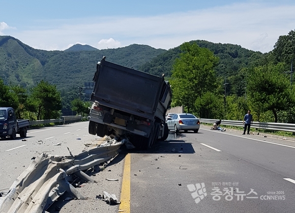 26일 오전 11시경 대전 안양IC에서 금산 방면 인근 국도에서 덤프트럭이 중앙분리대와 충돌하는 사고가 발생했다.