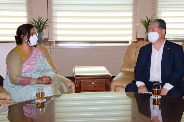 아비다 이슬람 주한 방글라데시 대사를  접견하는 대전상공회의소 정태희 회장 모습