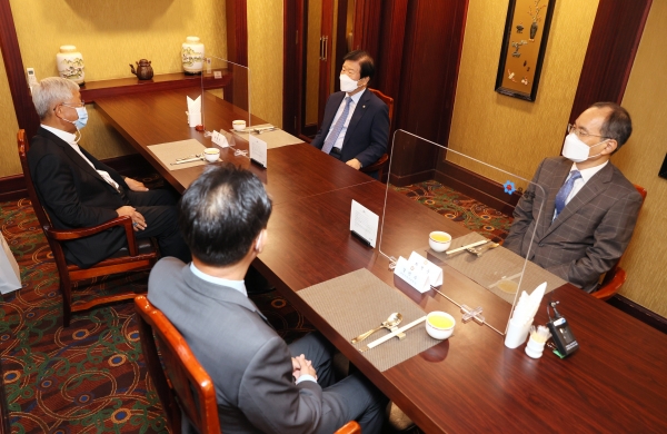 박병석 국회의장은 27일 대전 소재 호텔에서 유흥식 대주교와 오찬 간담회를 가졌다.