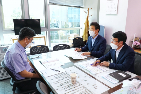 김홍장 당진시장_세종시 중앙부처 방문 사진/ 좌) 기획재정부 허승철 국토교통예산과장, 우) 상단 김홍장 당진시장