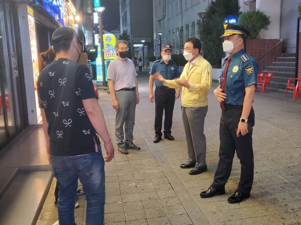 지난 27일 사회적거리두기 4단계 시행에 따른 야간 특별점검에 나선 중구청 박용갑 구청장, 중부경찰서 김선영 서장