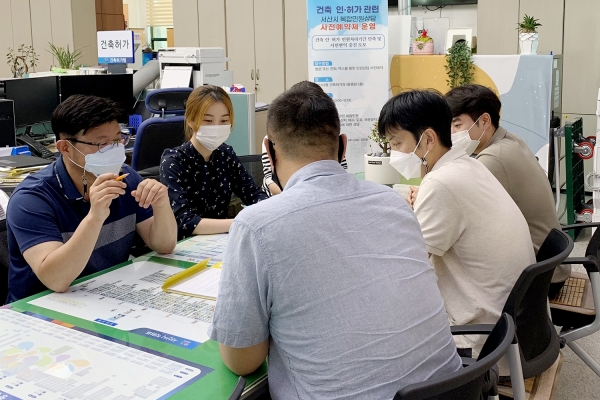 지난 27일 서산시 건축허가과 사무실에서 건축 인허가 관련 복합민원을 상담하는 모습