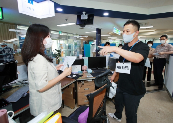 지난 28일 군청 민원봉사과 내에서 공직자와 태안경찰서 관계자 등 20여 명이 참석한 가운데 ‘특이민원 발생상황 대비 모의훈련’ 실시