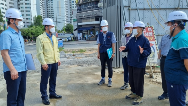 세종시 류임철 행정부시장이 세종지역 시민 편의시설 등을 찾아 폭염대책 추진실태를 점검하고 있다.