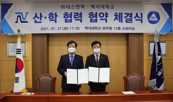 지난 27일 진행된 무인기시스템 전문업체 ㈜네스앤텍 협약(왼쪽부터 ㈜네스앤텍 이기성 대표, 백석대 한정수 산학협력단장)