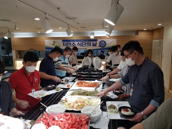 국가철도공단 영남본부 직원들이 29일 본부 식당에서 "ESG 실천단" 첫번째 행사인 저탄소 식단의 날을 개최하고 있다.