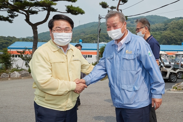 (주)대진 김정태회장과 오세현아산시장 인사하는 장면