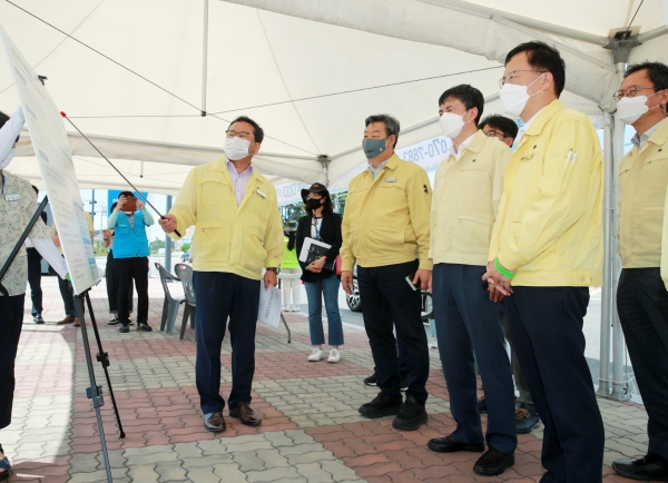 가세로 태안군수와 해양수산부 엄기두 차관이 30일 만리포를 찾아 물놀이 안전대책을 논의했다.