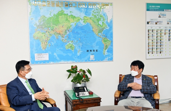 새마을운동 중앙연수원 방문 현장 사진 * 한국농수산식품유통공사 김춘진 사장(좌측), 염홍철 원장(우측)