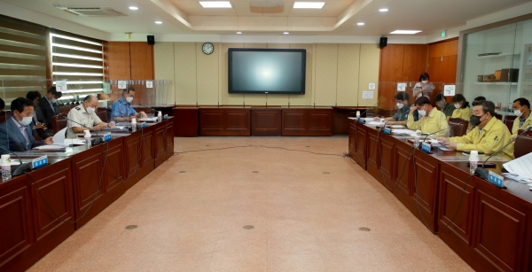 30일 군청 소회의실에서 열린 유관기관 대책회의 모습.