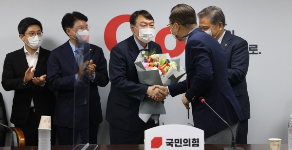 윤석열 대선 예비후보가 30일 국민의힘에 전격 입당했다.