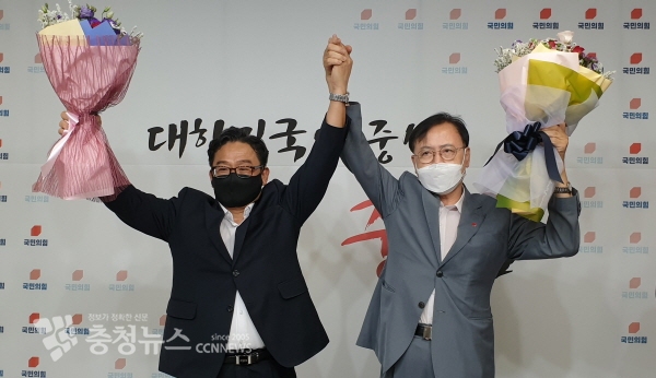 국민의힘 충남도당위원장에 선출된 이명수 의원(오른쪽)